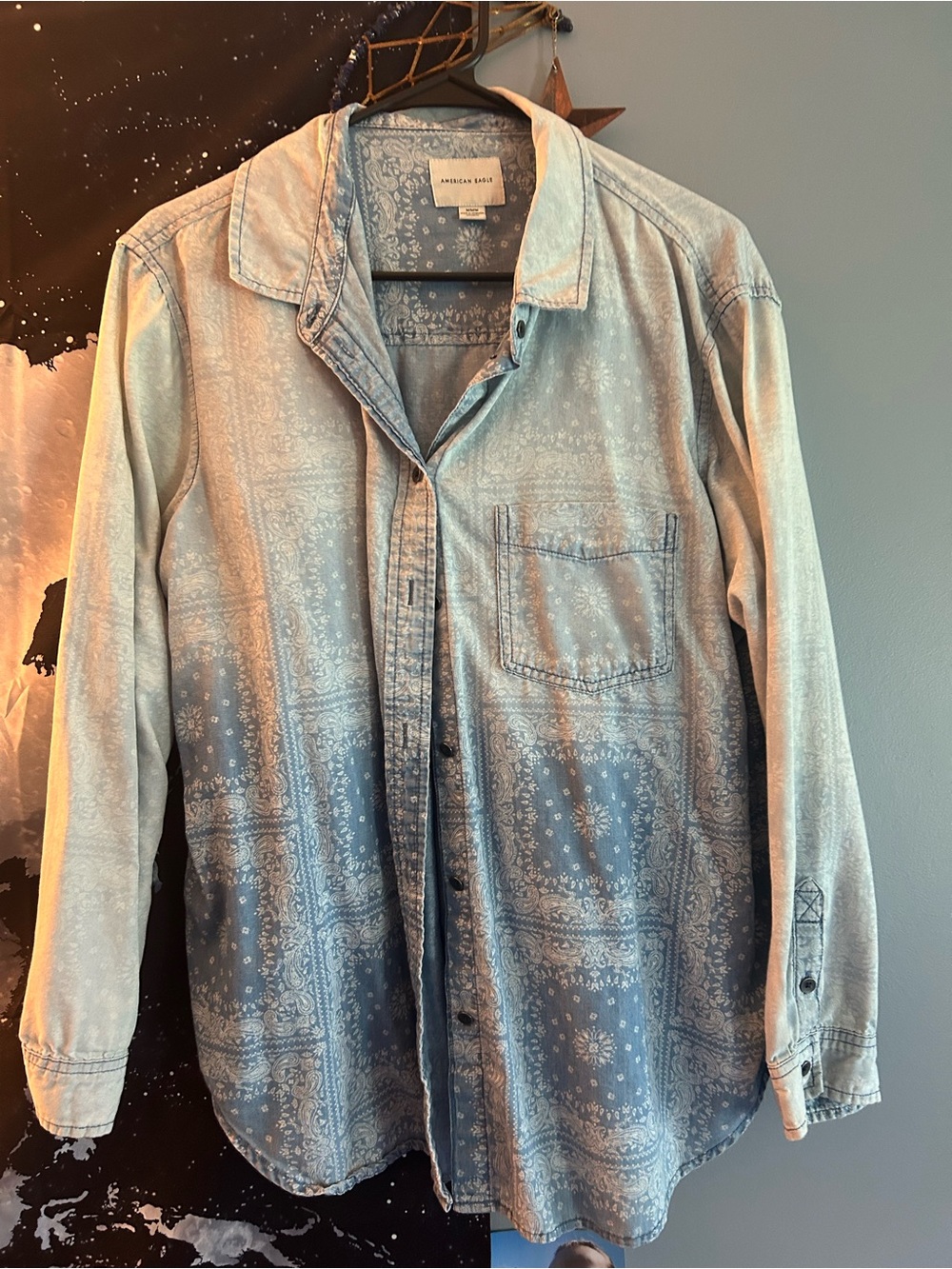 NEW American Eagle Outfitters Light Blue Faded Bandana Print Button-Up